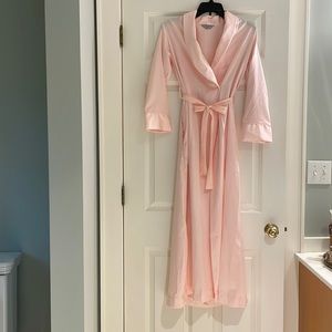 Luscious Bert Yelin pink robe with shawl collar. Hand wash polyester